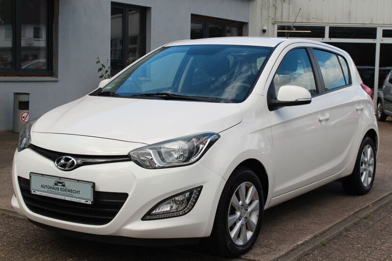 Weiß Gebraucht 2013 Hyundai i20 Edition Limousine | 6.800 € (Fairer Preis) - Bild 1/4