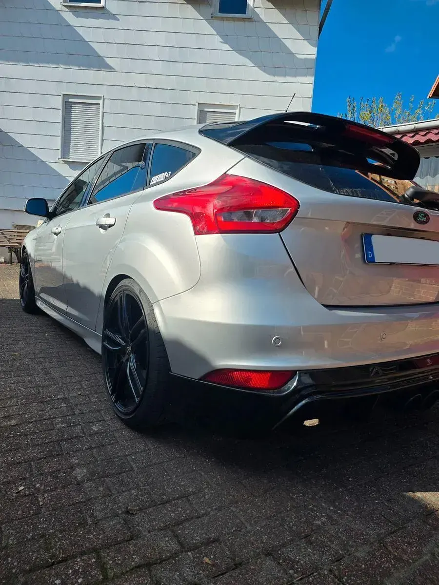 Usado Ford Focus Sport 290 CV (213 kW) 2015 Plateado Berlina