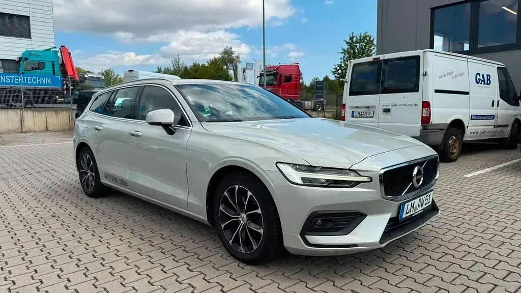 Gebraucht Volvo V60 Momentum 150 PS (110 kW) 2020 Grau Kombi
