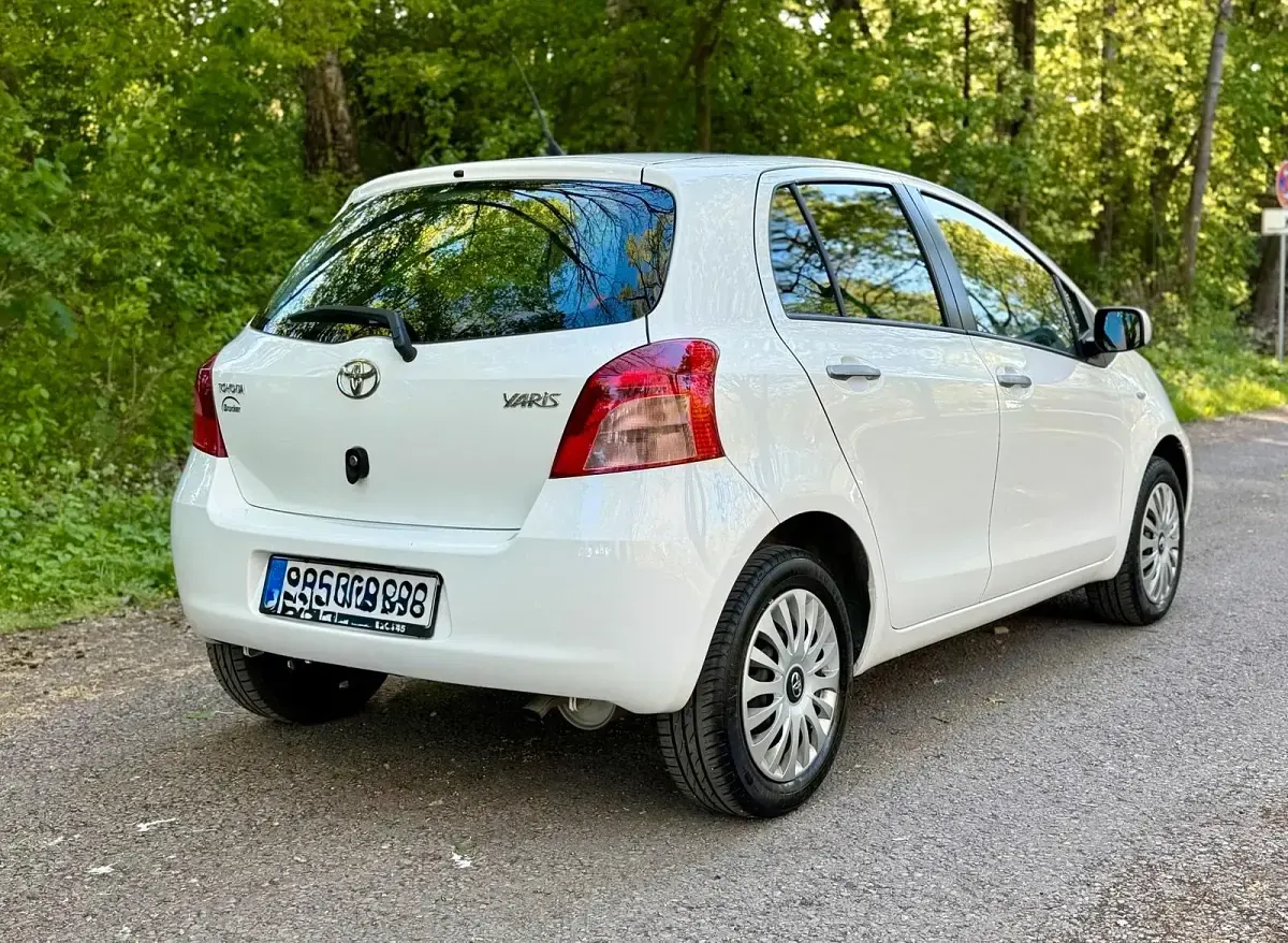 Gebraucht Toyota Yaris 69 PS (50 kW) 2011 Weiß Kleinwagen
