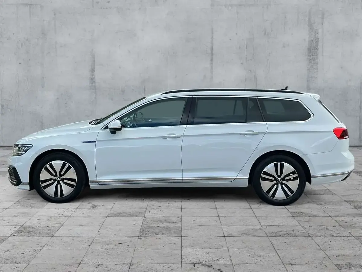 Gebraucht VW Passat GTE 218 PS (160 kW) 2022 2y gletscherweiß metallic Kombi