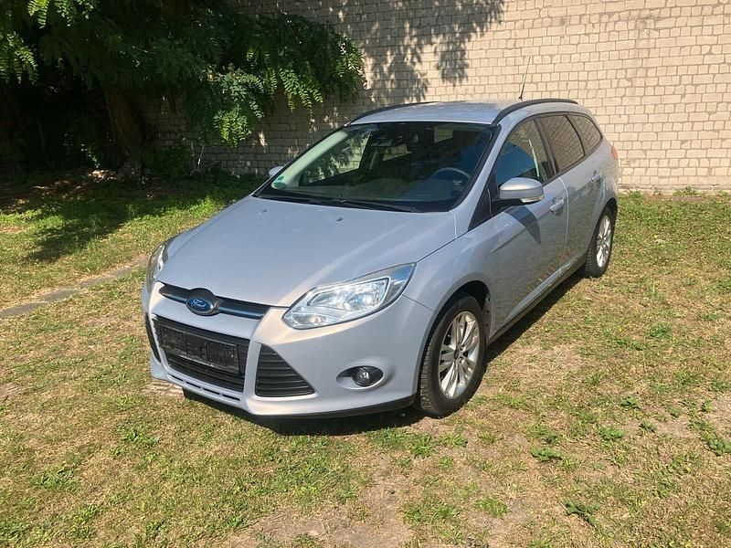 Silber Gebraucht 2011 Ford Focus Kombi | 3.650 € (Guter Preis) - Bild 1/4