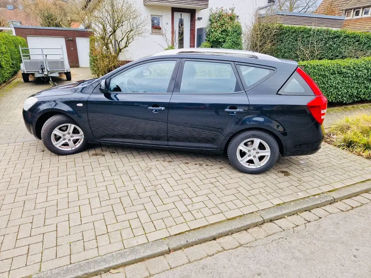 Używany Kia Ceed LX 126 KM (92 kW) 2009 Czarny Hatchback