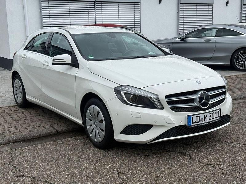 Gebraucht Mercedes A180 122 PS (89 kW) 2015 Weiß Limousine