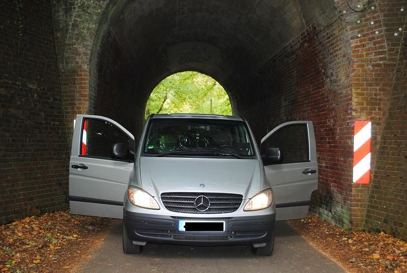 Grau Gebraucht 2005 Mercedes Vito Van / Kleinbus | 10.999 € - Bild 1/4