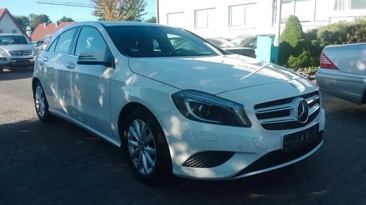Gebraucht Mercedes A180 122 PS (89 kW) 2015 Weiß Kleinwagen