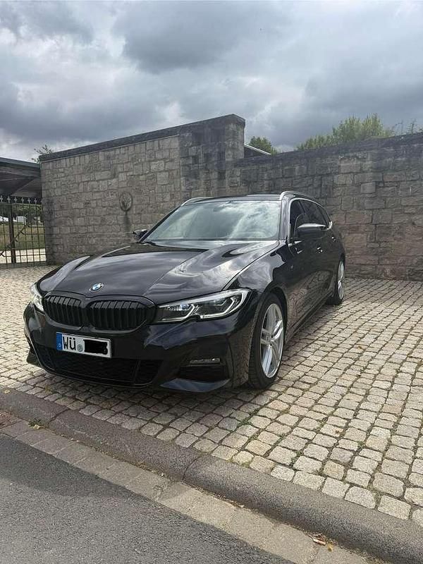 Schwarz Gebraucht 2020 BMW 320 M Sport Kombi | 26.000 € (Superpreis) - Bild 1/4
