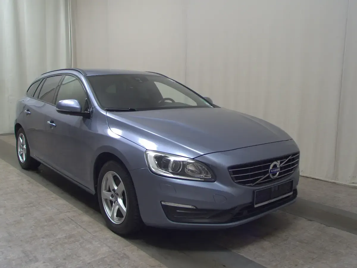 Używany Volvo V60 Kinetic 150 KM (110 kW) 2017 Niebieski Kombi