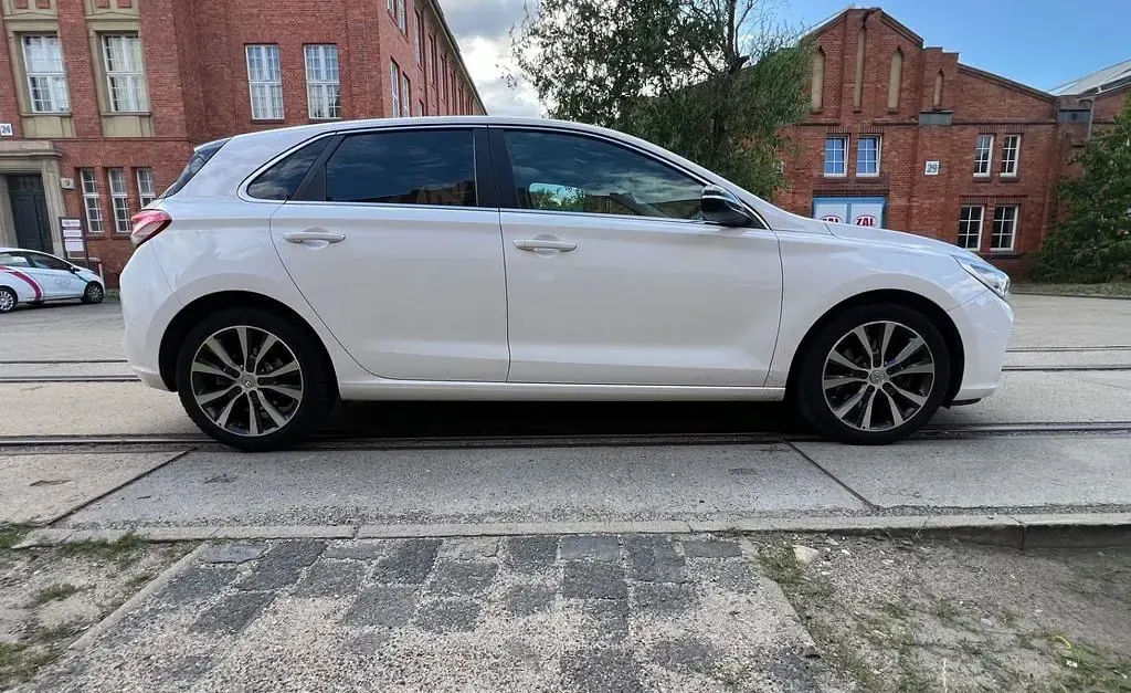 Gebraucht Hyundai i30 Premium 140 PS (102 kW) 2017 Weiß Limousine