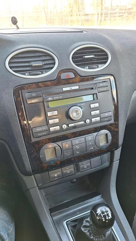 Gebraucht Ford Focus Ghia 100 PS (73 kW) 2005 Silber Limousine