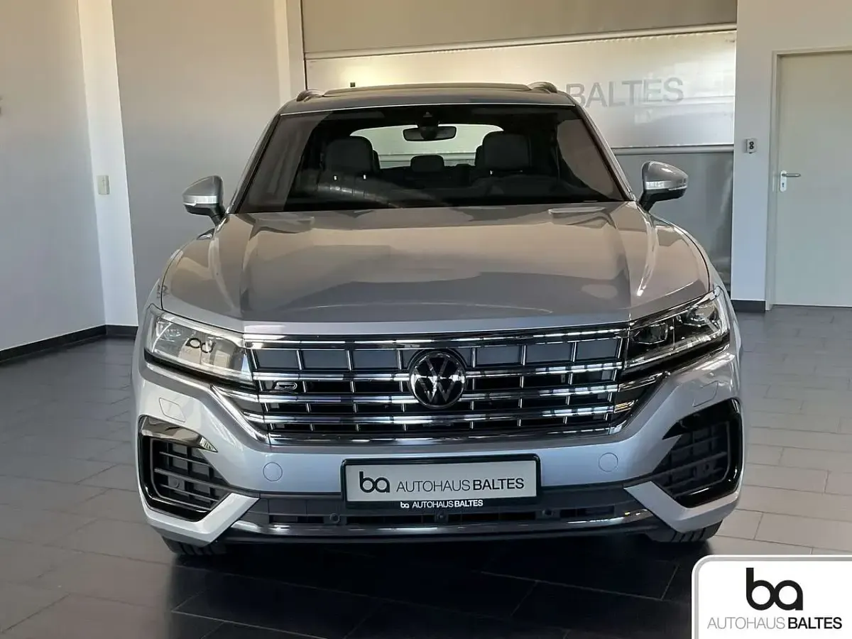 Gebraucht VW Touareg R-line 231 PS (169 kW) 2023 Oyster silver SUV