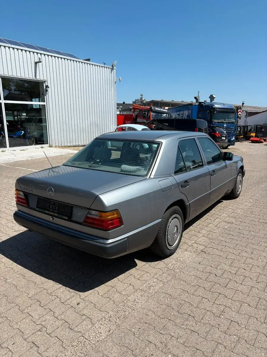 Gebraucht Mercedes E200 118 PS (86 kW) 1992 Grau Limousine