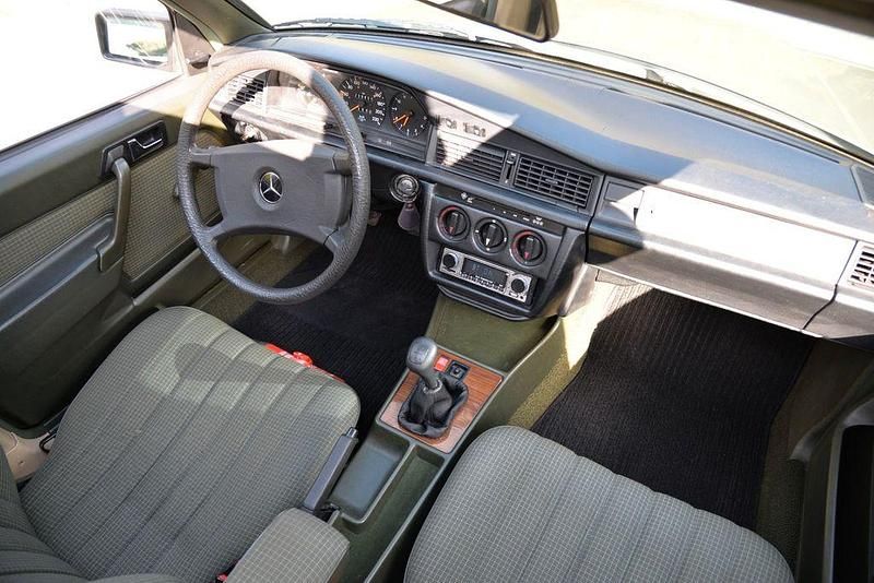 Gebraucht Mercedes 190 118 PS (86 kW) 1986 Silber Limousine