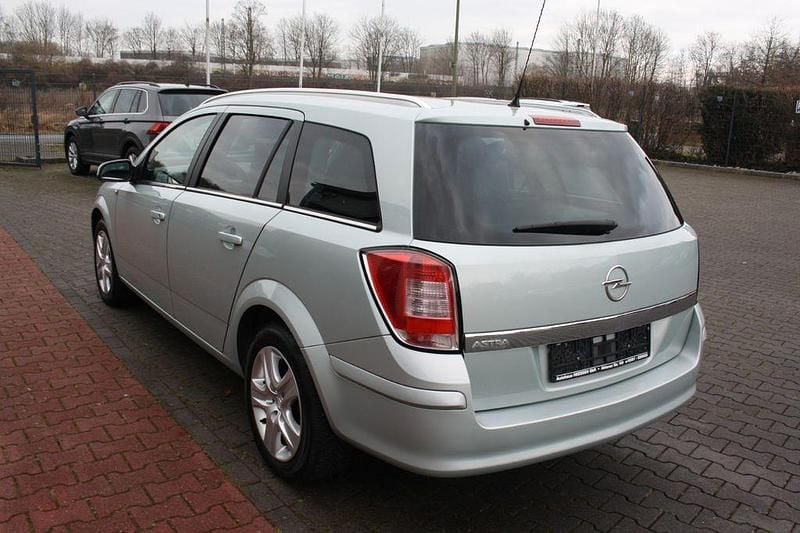 Gebraucht Opel Astra Edition 116 PS (85 kW) 2010 Grün Limousine