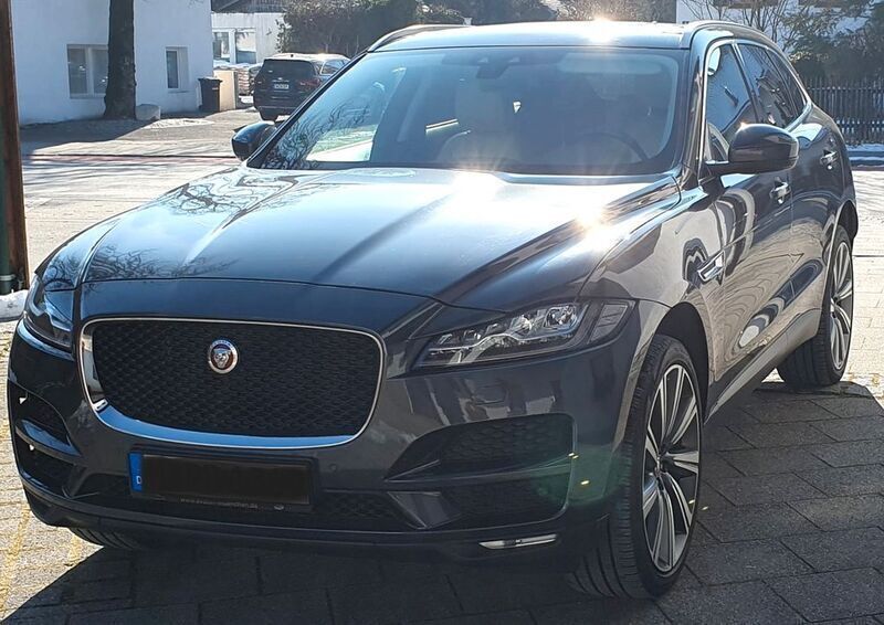 Grau Gebraucht 2016 Jaguar F-Pace Portfolio SUV | 17.900 € - Bild 1/4