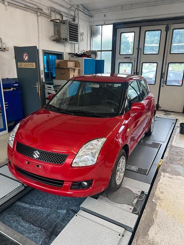 Rot Gebraucht 2009 Suzuki Swift Kleinwagen | 5.000 € - Bild 1/4