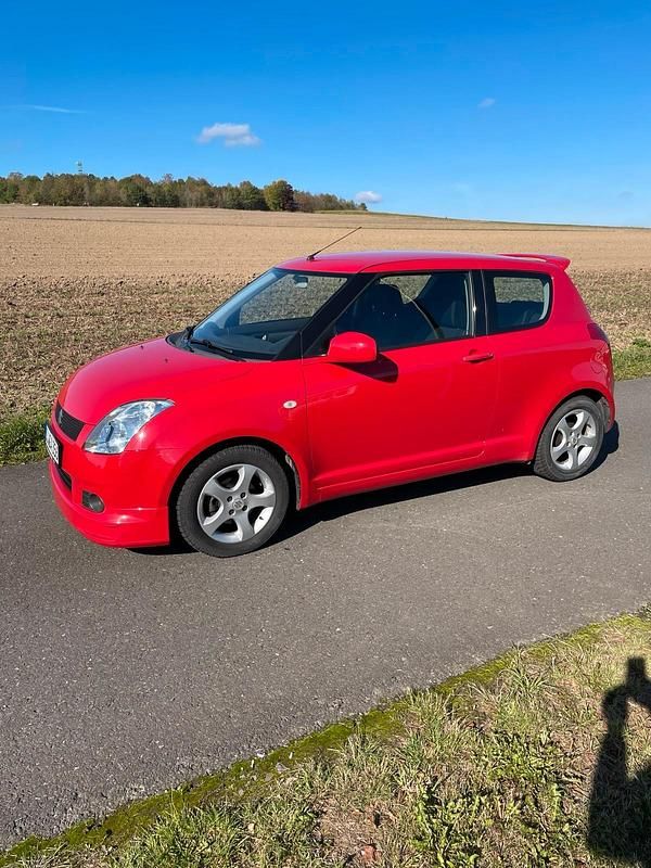 Rot Gebraucht 2007 Suzuki Swift Kleinwagen | 3.000 € (Fairer Preis) - Bild 1/4