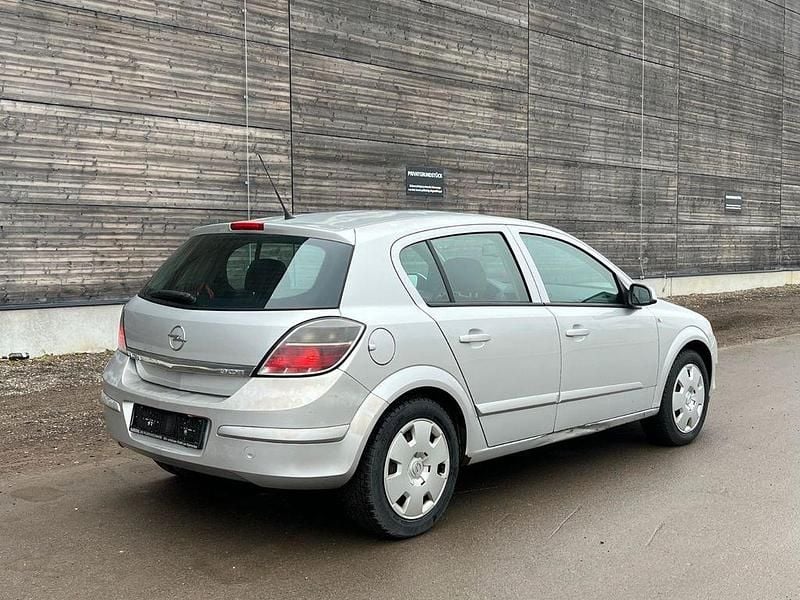 Gebraucht Opel Astra 101 PS (74 kW) 2007 Silber Limousine