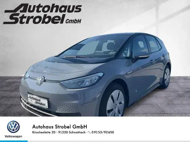 Weiß (gletscherweiß metallic schwarz) Gebraucht 2022 VW ID.3 Pro Kleinwagen | 22.948 € (Superpreis) - Bild 1/4