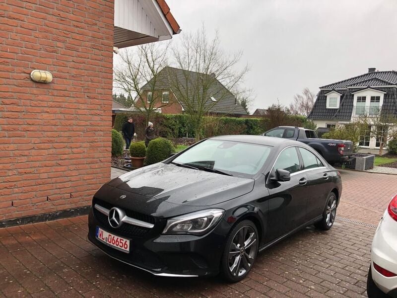 Schwarz Gebraucht 2017 Mercedes CLA180 Limousine | 15.000 € (Guter Preis) - Bild 1/4