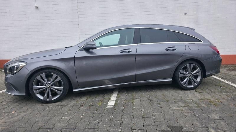 Grau Gebraucht 2018 Mercedes CLA220 Shooting Brake Kombi | 18.500 € (Guter Preis) - Bild 1/4