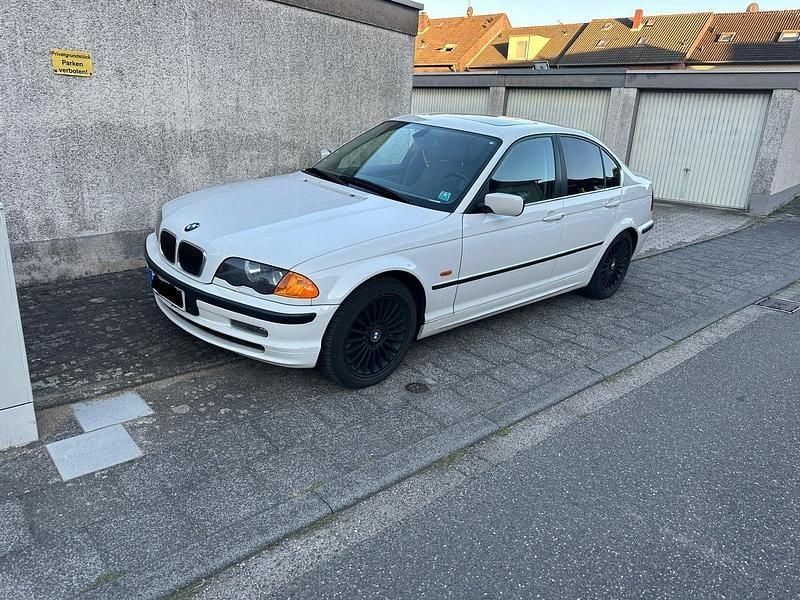 Weiß Gebraucht 2001 BMW 330 Limousine | 5.500 € (Fairer Preis) - Bild 1/4