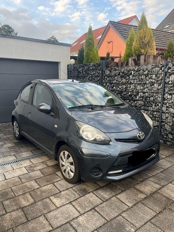 Gebraucht Toyota Aygo 68 PS (50 kW) 2012 Grau Kleinwagen