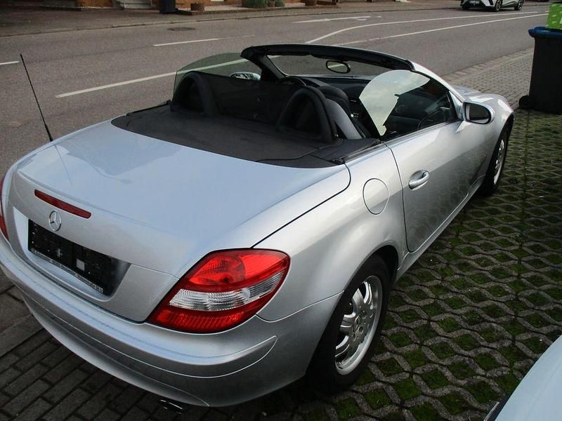 Second-hand Mercedes SLK200 163 CP (119 kW) 2006 Argintiu Cabrio