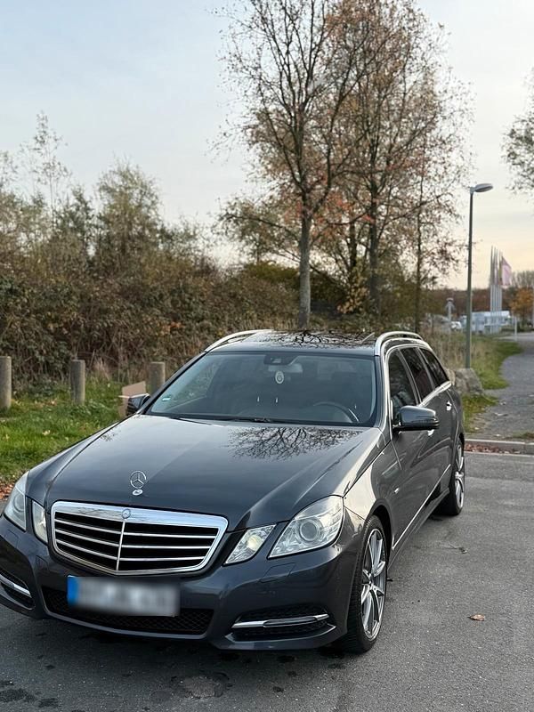 Grau Gebraucht 2010 Mercedes E250 Kombi | 6.590 € (Fairer Preis) - Bild 1/4