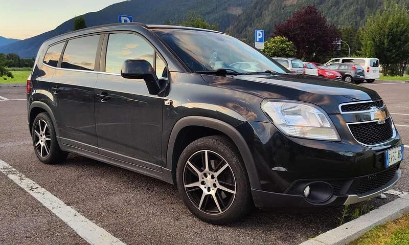 Schwarz Gebraucht 2012 Chevrolet Orlando LTZ Van / Kleinbus | 6.499 € (Fairer Preis) - Bild 1/4