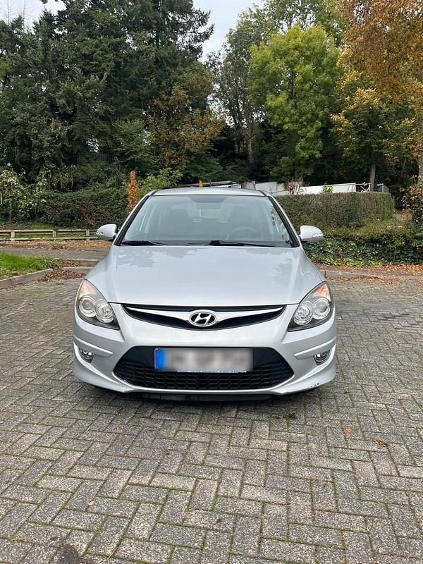 Silber Gebraucht 2011 Hyundai i30 Limousine | 2.100 € (Guter Preis) - Bild 1/4