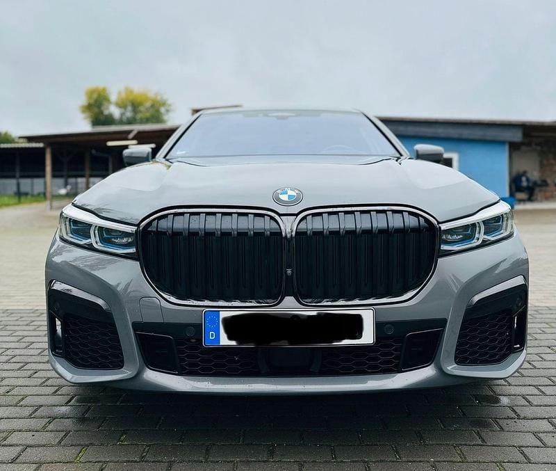 Grau Gebraucht 2021 BMW 740 Performance Limousine | 50.200 € (Fairer Preis) - Bild 1/4