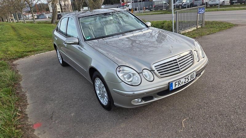 Silber Gebraucht 2004 Mercedes E200 Limousine | 9.500 € (Teuer) - Bild 1/4