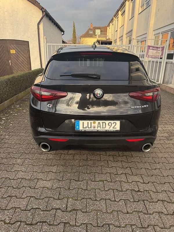 Gebraucht Alfa Romeo Stelvio Lusso 209 PS (153 kW) 2017 Schwarz SUV