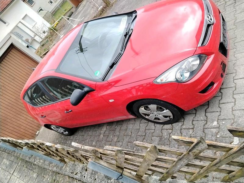 Rot Gebraucht 2009 Hyundai i30 Limousine | 900 € (Superpreis) - Bild 1/3