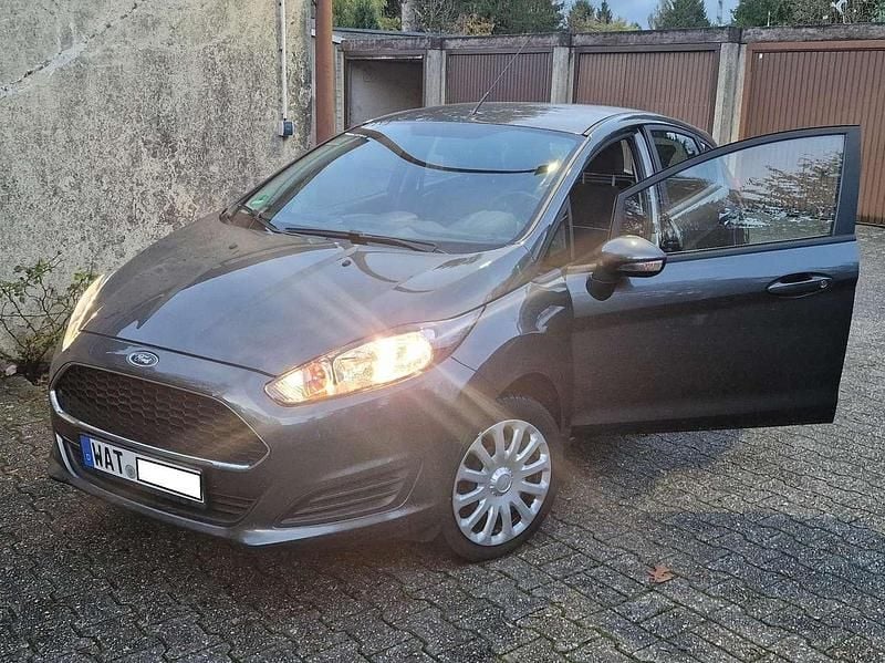 Grau Gebraucht 2017 Ford Fiesta Trend Limousine | 7.999 € (Guter Preis) - Bild 1/4