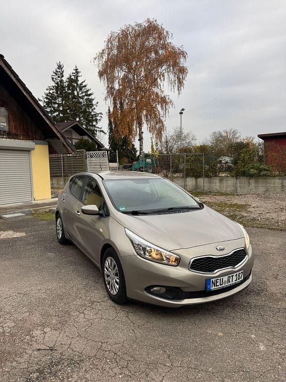 Beige Gebraucht 2012 Kia Ceed Spirit Kleinwagen | 6.800 € (Fairer Preis) - Bild 1/4