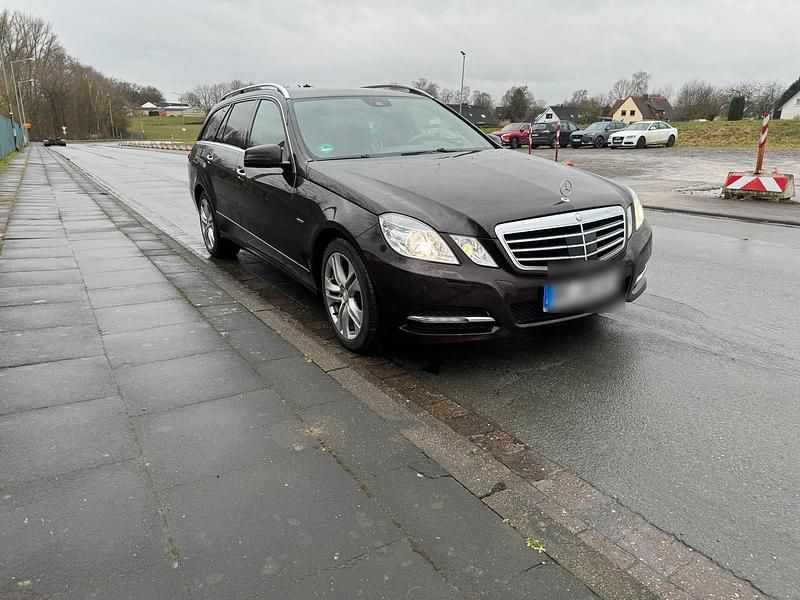 Braun Gebraucht 2011 Mercedes E350 Kombi | 13.500 € (Teuer) - Bild 1/4