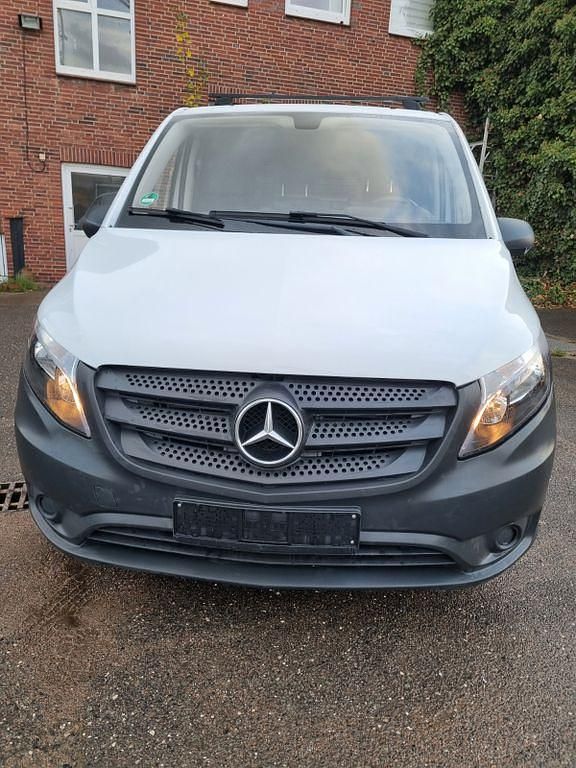 Weiß Gebraucht 2017 Mercedes Vito Van / Kleinbus | 9.950 € (Guter Preis) - Bild 1/4