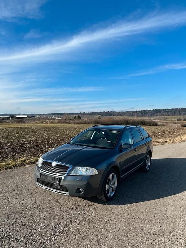 Grau Gebraucht 2008 Skoda Octavia Scout Kombi | 3.800 € (Fairer Preis) - Bild 1/4