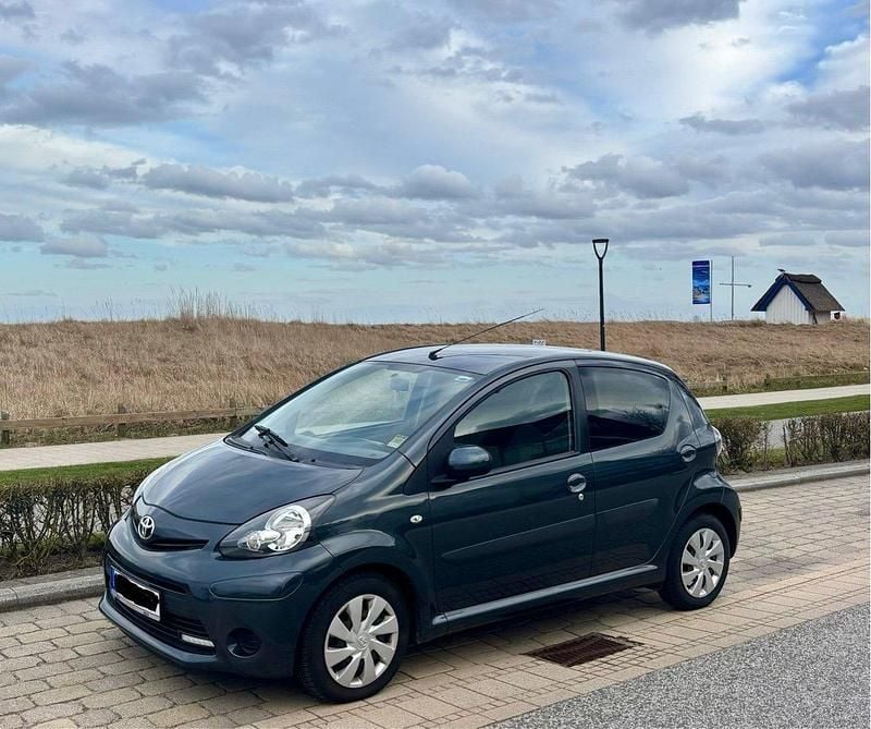 Gebraucht Toyota Aygo 68 PS (50 kW) 2014 Grau Kleinwagen