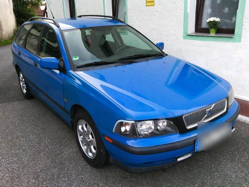 Blau Gebraucht 2000 Volvo V40 Kombi | 2.245 € (Teuer) - Bild 1/4