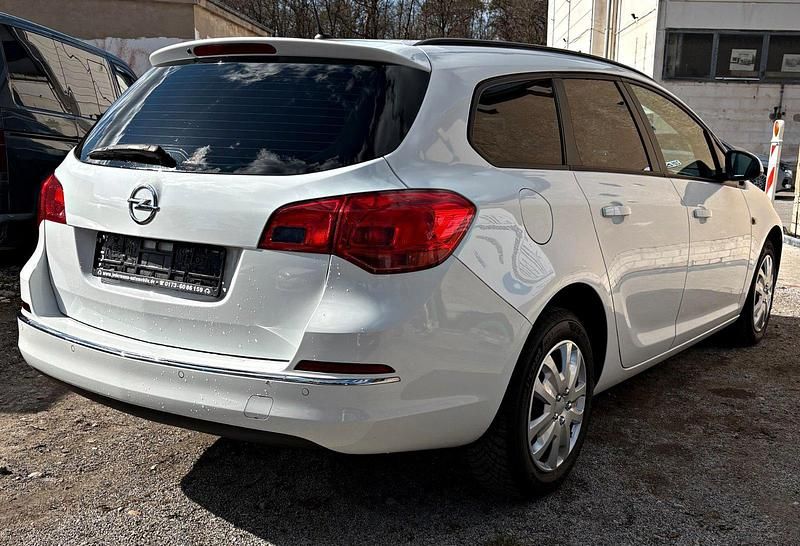 Gebraucht Opel Astra 110 PS (80 kW) 2012 Weiß Kombi