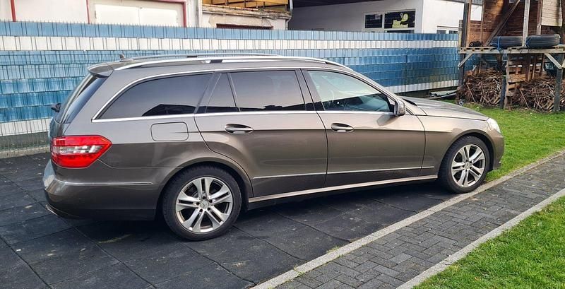 Gebraucht Mercedes E250 Avantgarde 204 PS (150 kW) 2012 Braun Kombi