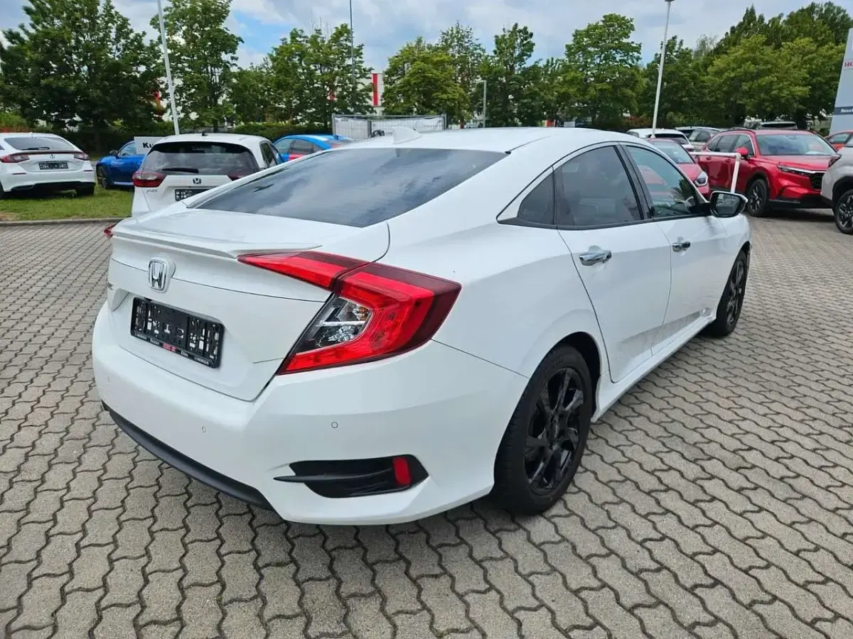Gebraucht Honda Civic Executive 182 PS (133 kW) 2017 Taffeta white Limousine