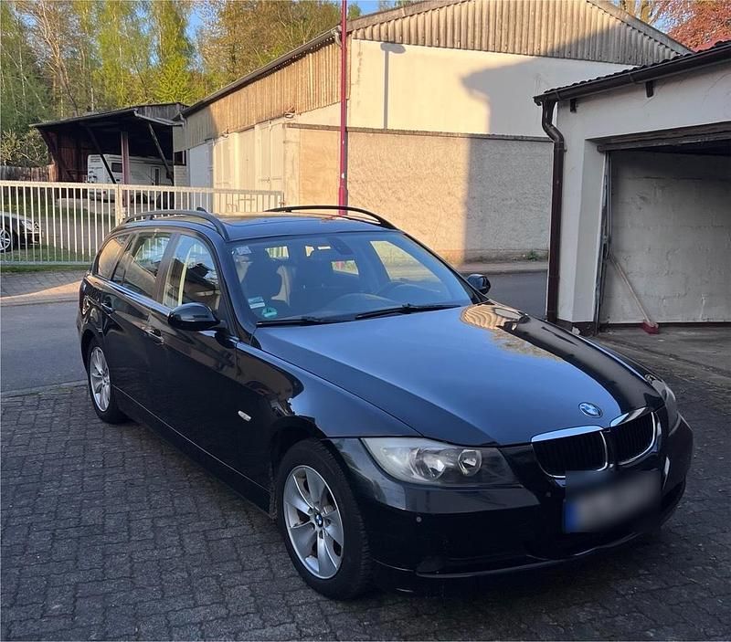 Gebraucht BMW 318 129 PS (94 kW) 2007 Schwarz Kombi
