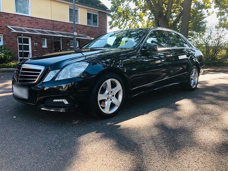 Schwarz Gebraucht 2010 Mercedes E350 Limousine | 7.450 € (Superpreis) - Bild 1/4