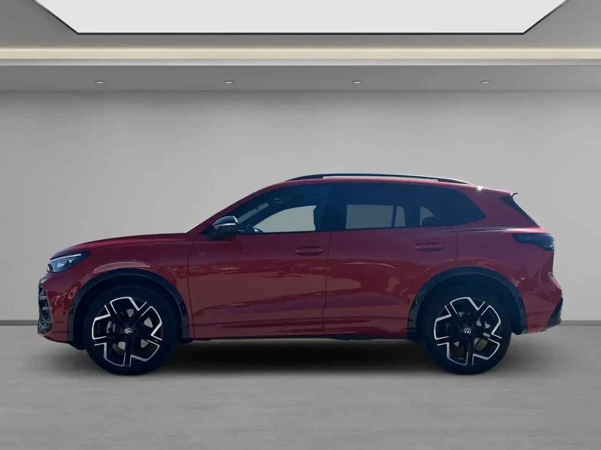 Gebraucht VW Tiguan R-line 193 PS (141 kW) 2024 Persimmon red metallic SUV