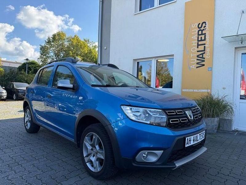Blau (metallic) Gebraucht 2020 Dacia Sandero Stepway Kleinwagen | 10.885 € (Guter Preis) - Bild 1/4