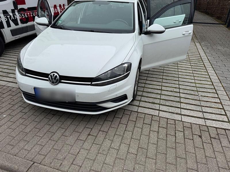 Weiß Gebraucht 2017 VW Golf VII Comfortline Kombi | 9.000 € (Fairer Preis) - Bild 1/4